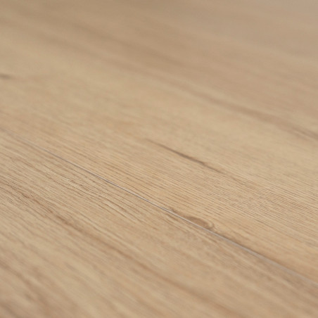 Carreaux à grain de bois clair posés à plat, mettant en valeur une texture naturelle et des lignes subtiles, dans un environneme