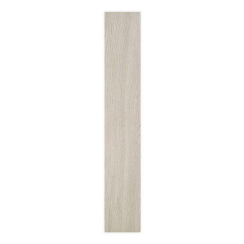 Eine lange, schmale, rechteckige Fliese weist ein helles Holzmaserungsmuster auf. es ruht vertikal vor einem weißen Hintergrund.