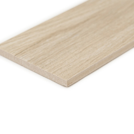 Les carreaux rectangulaires avec un motif de grain de bois clair sont inclinés sur un fond blanc, mettant en valeur ses bords li