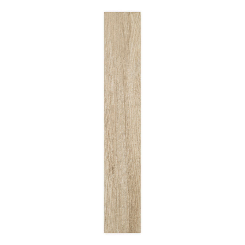Un long carreau rectangulaire avec un motif de grain de bois clair repose à plat sur un fond blanc uni, mettant en valeur sa tex