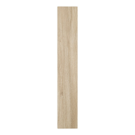 Un long carreau rectangulaire avec un motif de grain de bois clair repose à plat sur un fond blanc uni, mettant en valeur sa tex