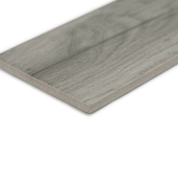 Un carreau rectangulaire à texture de bois repose sur un fond blanc, affichant de subtils motifs de grain gris sur sa surface li