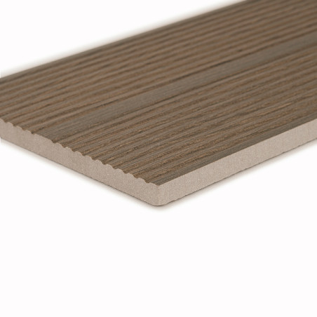 Un carreau rectangulaire à texture de bois avec de fines rainures parallèles repose sur un fond clair. Les bords semblent lisses