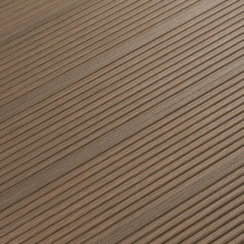 Un carreau marron rectangulaire long et étroit avec des rainures verticales s'étend verticalement sur un fond blanc uni.