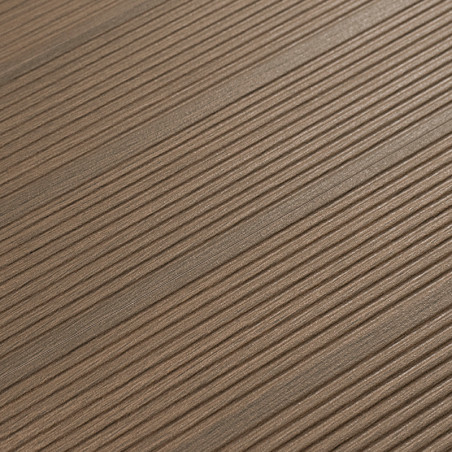 Carreau marron avec des lignes striées parallèles, créant une surface texturée. le motif s'étend en diagonale dans un décor inté