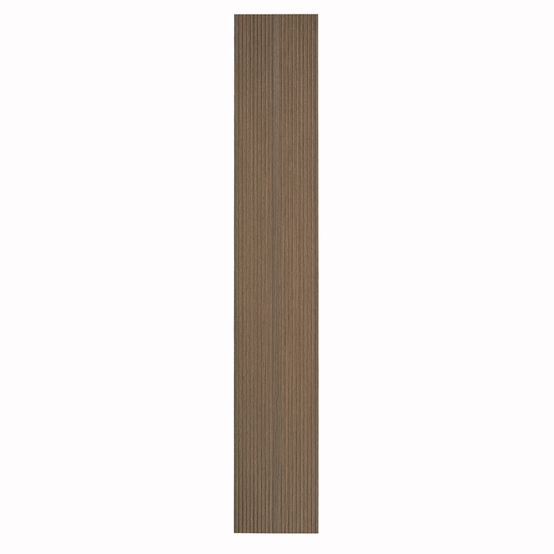 Un carreau marron rectangulaire long et étroit avec des rainures verticales s'étend verticalement sur un fond blanc uni.