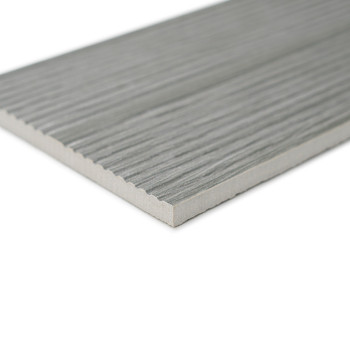 Un carreau rectangulaire présente des rainures horizontales, suggérant une texture et un aspect semblables à ceux du bois. Il es