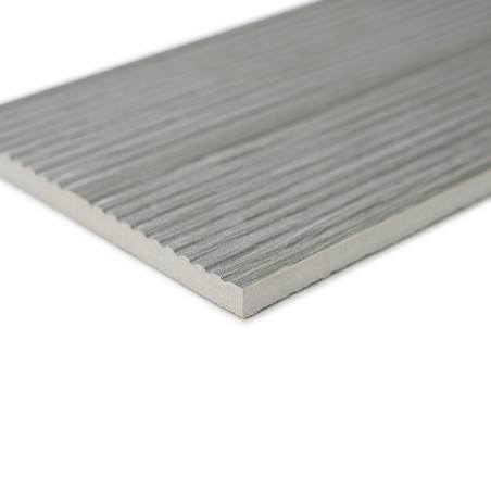 Un carreau rectangulaire présente des rainures horizontales, suggérant une texture et un aspect semblables à ceux du bois. Il es