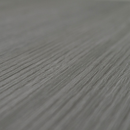 Gros plan d'une surface grise texturée avec des rainures parallèles en diagonale, ressemblant à du grain de bois, dans un enviro