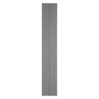 Un long carreau rectangulaire avec une finition texturée en grain de bois posé à plat sur un fond blanc uni.