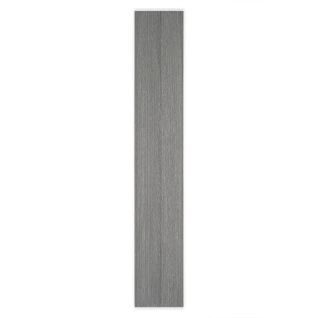 Un long carreau rectangulaire avec une finition texturée en grain de bois posé à plat sur un fond blanc uni.