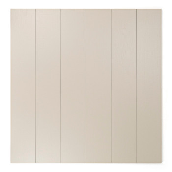 Un carreau beige long et étroit se dresse sur un fond blanc uni, mettant en valeur sa surface lisse et non texturée.