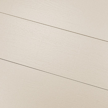 Le carreau présente une surface lisse et crème claire avec une subtile texture de grain de bois, alignée en diagonale pour une u