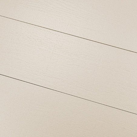 Le carreau présente une surface lisse et crème claire avec une subtile texture de grain de bois, alignée en diagonale pour une u