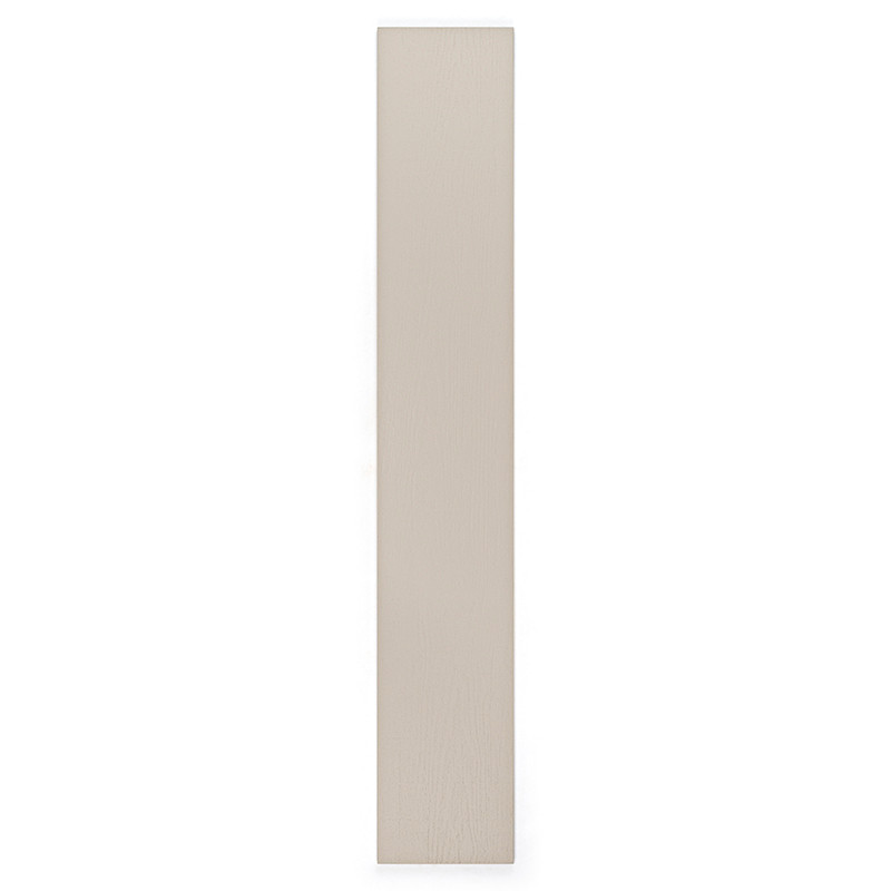Un carreau beige long et étroit se dresse sur un fond blanc uni, mettant en valeur sa surface lisse et non texturée.