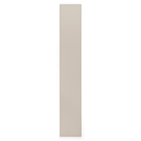 Un carreau beige long et étroit se dresse sur un fond blanc uni, mettant en valeur sa surface lisse et non texturée.