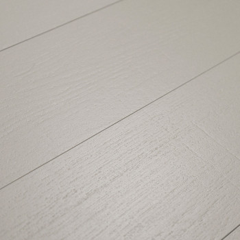 Les carreaux à texture de bois sont plats, simulant un plancher en bois lisse. La surface gris clair et granuleuse rehausse l’es