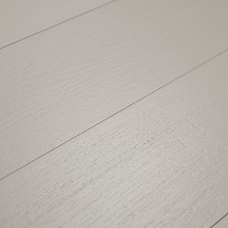 Les carreaux à texture de bois sont plats, simulant un plancher en bois lisse. La surface gris clair et granuleuse rehausse l’es