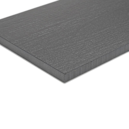 Un carreau rectangulaire gris foncé repose à plat et présente une subtile texture de grain de bois. Il repose sur un fond uni et