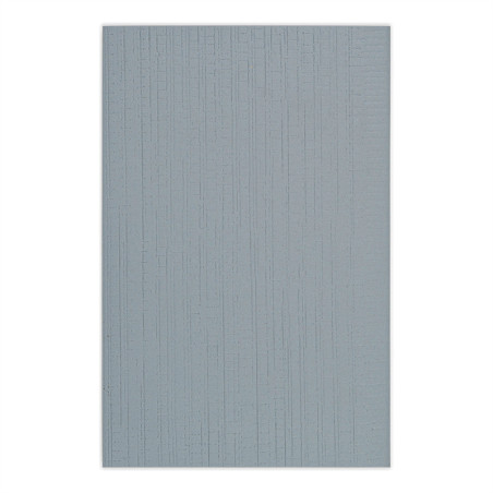 Um ladrilho retangular exibe sutis sulcos verticais, sugerindo textura. É uniformemente colorido em um azul acinzentado suave, p