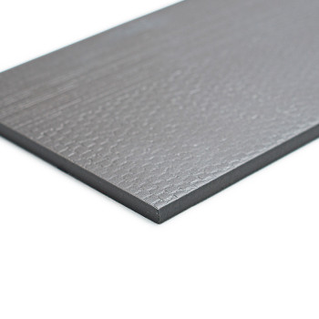 Un carreau rectangulaire gris foncé avec une surface légèrement texturée repose à plat sur un fond blanc, mettant en valeur ses 