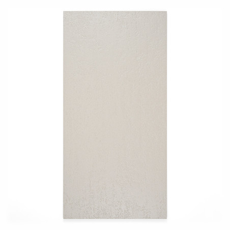 Azulejo rectangular de color beige claro con una superficie texturizada sutil. Adecuado para aplicaciones de pisos o paredes en 