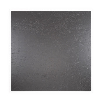 Un azulejo cuadrado texturizado de color gris oscuro refleja la luz sutilmente, sugiriendo una superficie lisa, sobre un fondo b