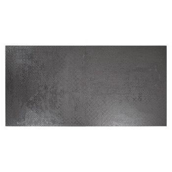 Carreau rectangulaire foncé présentant un motif géométrique subtil et texturé, posé à plat, adapté aux intérieurs modernes.