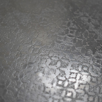 Un azulejo cuadrado, impreso con un sutil patrón geométrico, se asienta sobre un fondo blanco liso, mostrando su superficie text