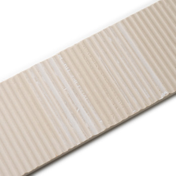 Los azulejos rectangulares de color beige presentan crestas verticales espaciadas uniformemente, que parecen texturizadas y trid