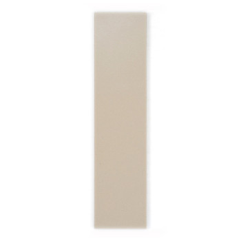 Rechthoekige beige tegel, verticaal georiënteerd, heeft een gladde, matte afwerking tegen een effen witte achtergrond. Er is gee