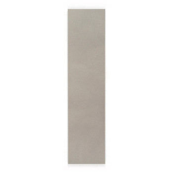 Un azulejo largo, rectangular, de color gris claro, colocado verticalmente sobre un fondo blanco liso, que sugiere simplicidad y