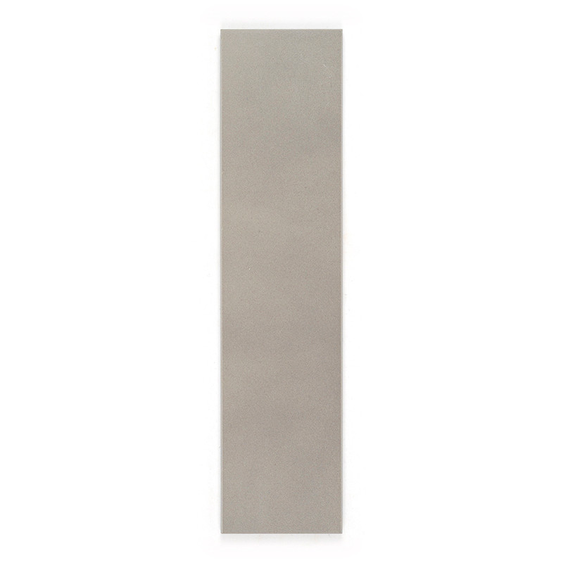Een lange, rechthoekige, lichtgrijze tegel, verticaal gepositioneerd op een effen witte achtergrond, wat eenvoud en minimalistis