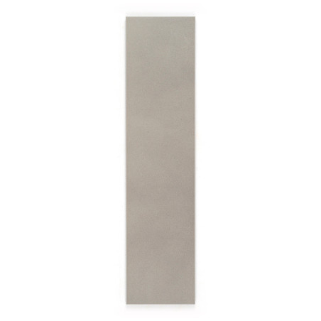 Een lange, rechthoekige, lichtgrijze tegel, verticaal gepositioneerd op een effen witte achtergrond, wat eenvoud en minimalistis