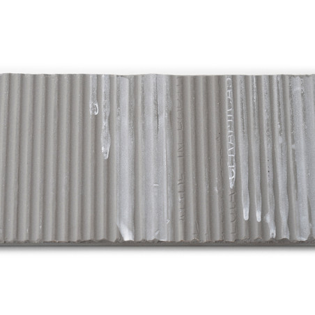 El azulejo es una franja rectangular con crestas verticales y presenta el texto impreso: `MADE IN ITALY, CERAMICA`. Su superfici