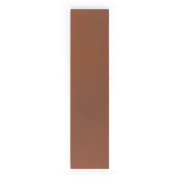 Un long carreau rectangulaire brun rougeâtre repose à plat sur un fond uni et blanc, mettant en valeur sa texture de surface lis