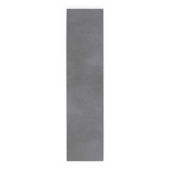 Una loseta gris larga y rectangular yace plana, mostrando una superficie lisa y sólida sin marcas visibles, sobre un fondo blanc