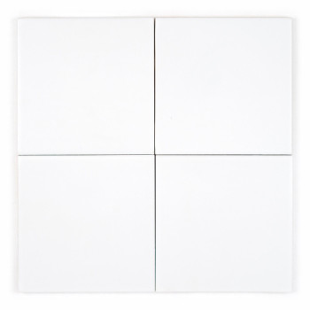 Un mosaico cuadrado blanco mate liso se apoya sobre un fondo blanco, mostrando una superficie lisa sin texto ni diseños.