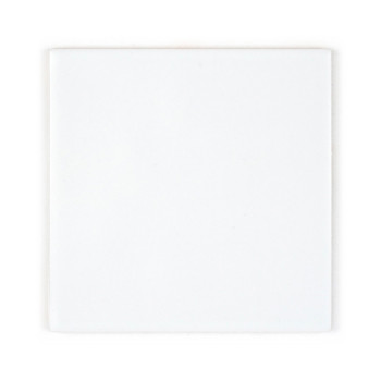 Um ladrilho quadrado branco liso e fosco repousa sobre um fundo branco, apresentando uma superfície lisa sem qualquer texto ou d
