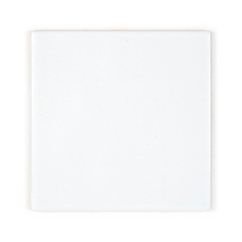 Un carreau carré blanc mat uni repose sur un fond blanc, mettant en valeur une surface lisse sans aucun texte ni dessin.