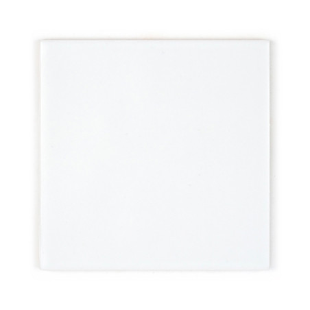 Un carreau carré blanc mat uni repose sur un fond blanc, mettant en valeur une surface lisse sans aucun texte ni dessin.