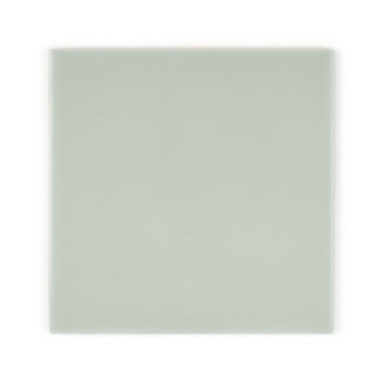 Un carreau carré vert pâle et lisse est fixe, affiché sur un fond blanc uni, mettant en valeur ses bords nets et sa couleur unif