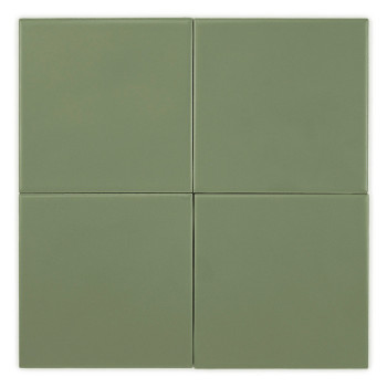 Un azulejo cerámico liso, cuadrado, de color verde salvia y con una superficie lisa. se encuentra aislado sobre un fondo blanco.