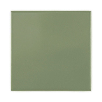 Een effen, vierkante, saliegroene keramische tegel met een glad oppervlak. het zit geïsoleerd tegen een witte achtergrond.