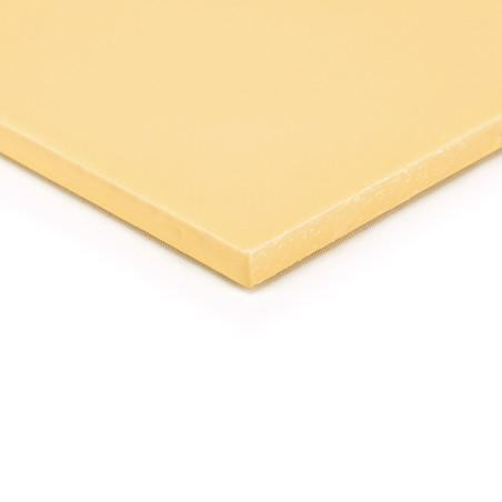 Un azulejo liso de color beige yace plano, con sus bordes claramente definidos, descansando sobre una superficie blanca en un am