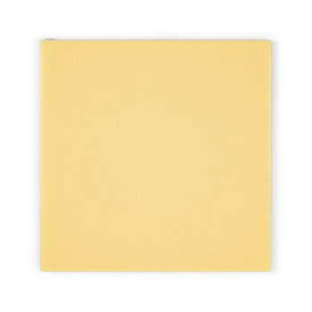 Un azulejo cuadrado liso de color amarillo claro se asienta sobre un fondo blanco, enfatizando su superficie lisa y uniforme y s