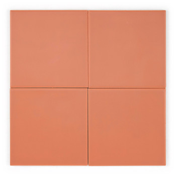Un carreau de céramique lisse et carré de couleur pêche, reposant sur une surface plane de couleur claire, avec une subtile fini