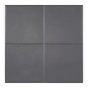 Un carreau carré gris foncé repose à plat sur un fond blanc, affichant une surface uniforme et lisse avec des bords légèrement a
