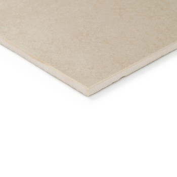 Un azulejo cerámico beige con un acabado liso y mate se apoya sobre un fondo blanco, mostrando sus bordes limpios y rectos.