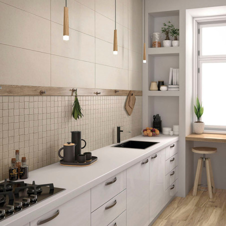 Die moderne Küche verfügt über elegante weiße Schränke auf einem Holzboden und einer hellbraun gefliesten Rückwand. Hängelampen 